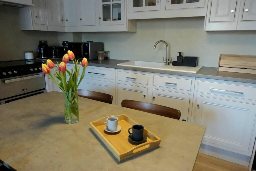 Stylish City-Centre Apartment With Balcony Liverpool Ngoại thất bức ảnh